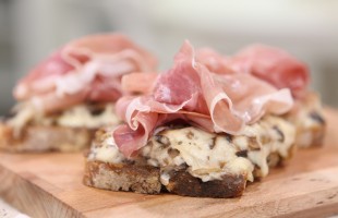 Crostini ai funghi e prosciutto crudo