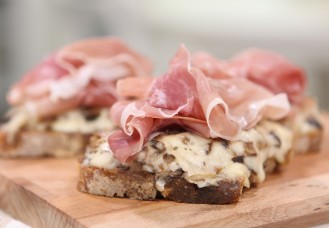 Crostini ai funghi e prosciutto crudo