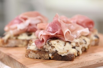 Crostini ai funghi e prosciutto crudo