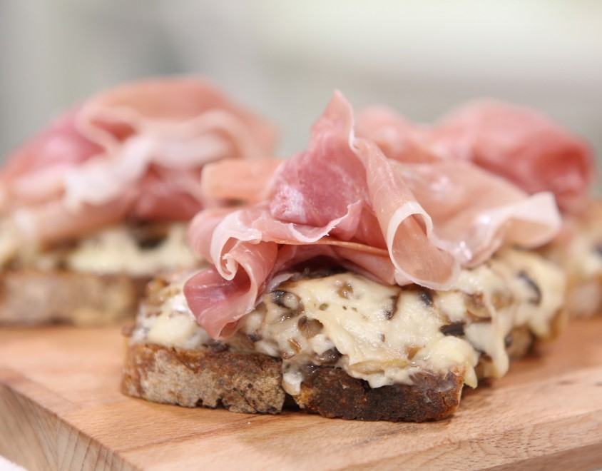 Crostini ai funghi e prosciutto crudo