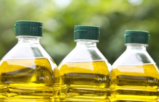 Olio in bottiglie di plastica