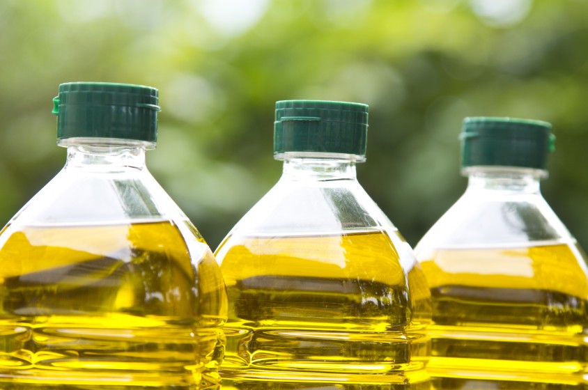 Olio in bottiglie di plastica