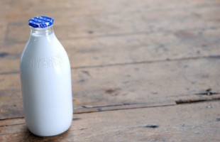 A Londra torna il latte in vetro