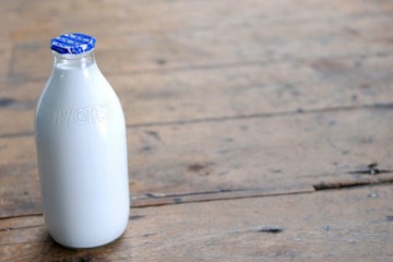 A Londra torna il latte in vetro