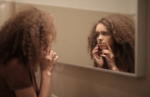 Combattere l&rsquo;acne a tavola