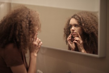Combattere l&rsquo;acne a tavola