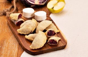 Mezzelune mele, cavolo e cipolle