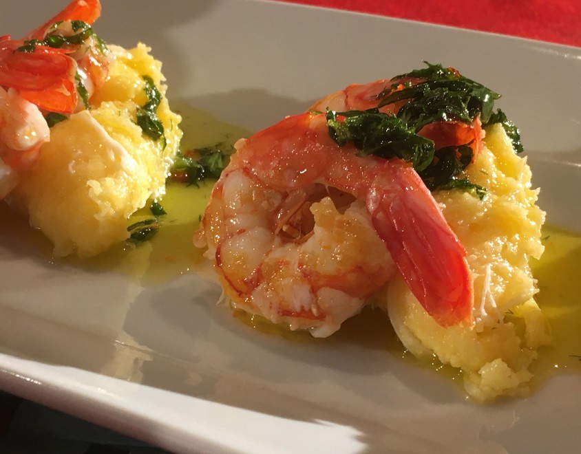 Polenta filante alle erbe e gamberi