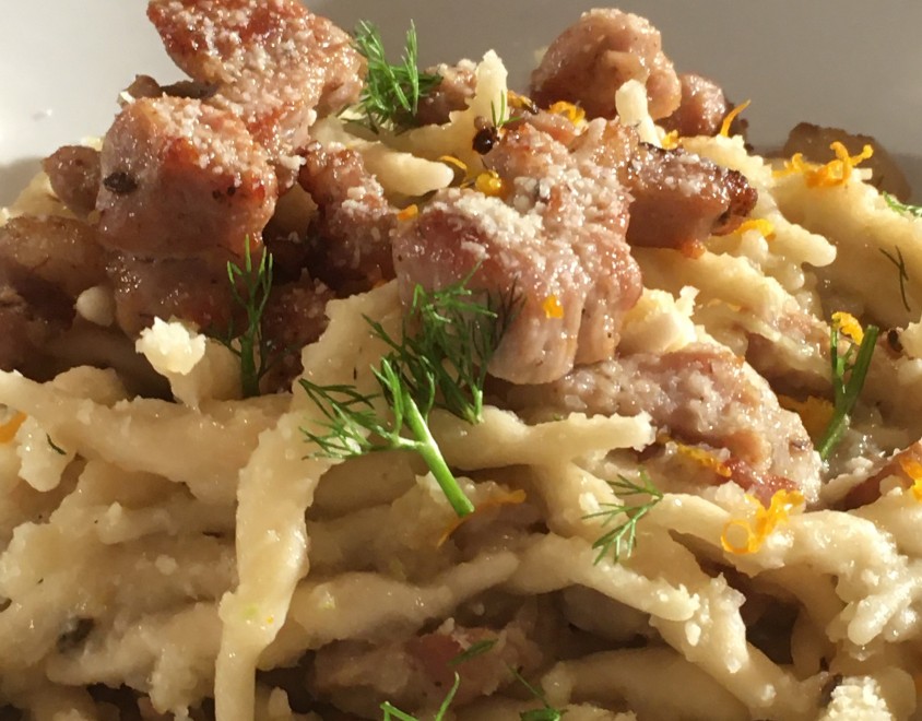 Pasta con finocchi, salsiccia e arancia 