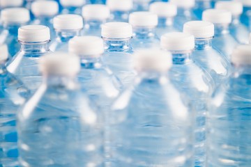 Sai riciclare le bottiglie di plastica?