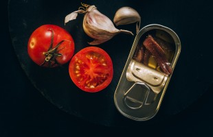 In cucina con le acciughe