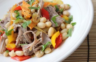 Insalata di tacchino con fagioli zolfini e verdure saltate