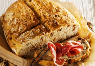 Pane al farro e frutta secca