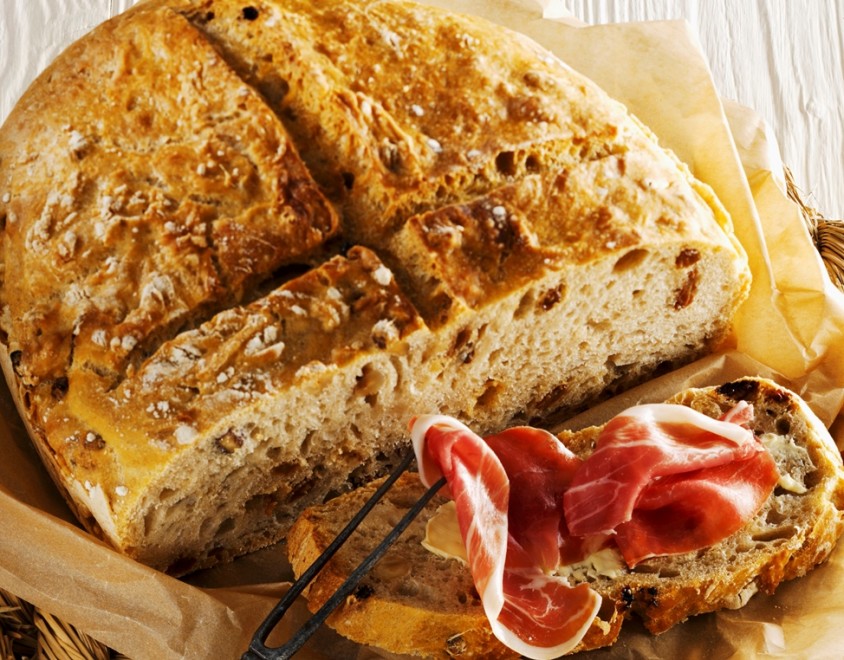 Pane al farro e frutta secca