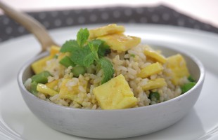 Cereali al salto con uova e asparagi