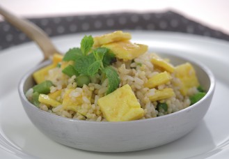 Cereali al salto con uova e asparagi