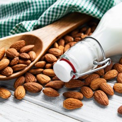 In cucina con il latte di mandorla