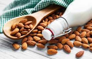 In cucina con il latte di mandorla