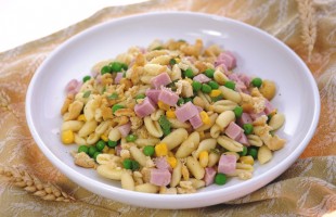 Cavatelli al pepe con piselli, prosciutto e mais