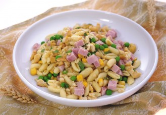 Cavatelli al pepe con piselli, prosciutto e mais