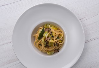 Spaghetti ai datterini verdi, salvia e tartufo
