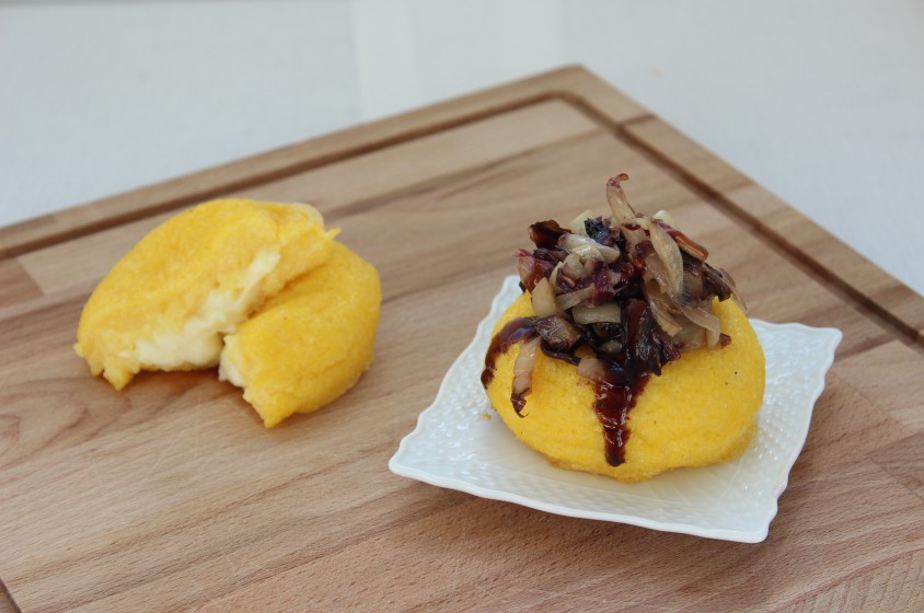 Cupoline di polenta, formaggio e radicchio