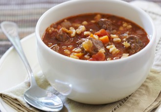 Minestra con orzo e manzo alla birra