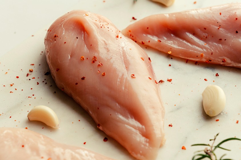 Carni di pollo: maneggiare con cura