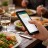 Via gli smartphone dalla tavola!