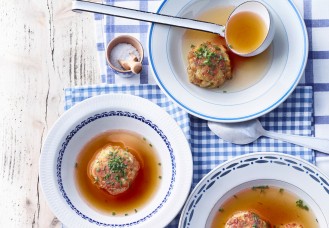 Gnocchi di pane e formaggio in brodo