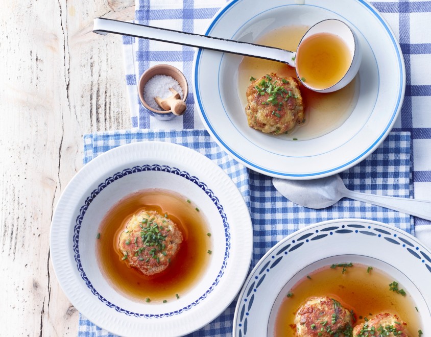 Gnocchi di pane e formaggio in brodo