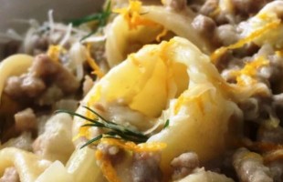 Calamarata con salsiccia, finocchi e arancia