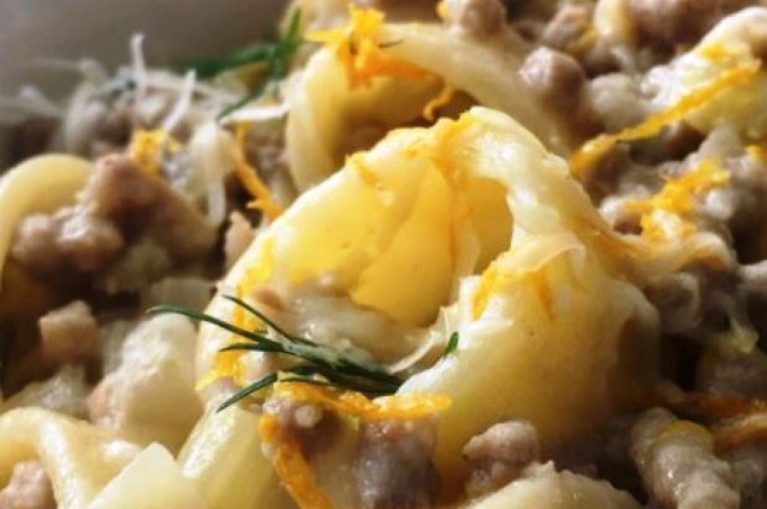 Calamarata con salsiccia, finocchi e arancia