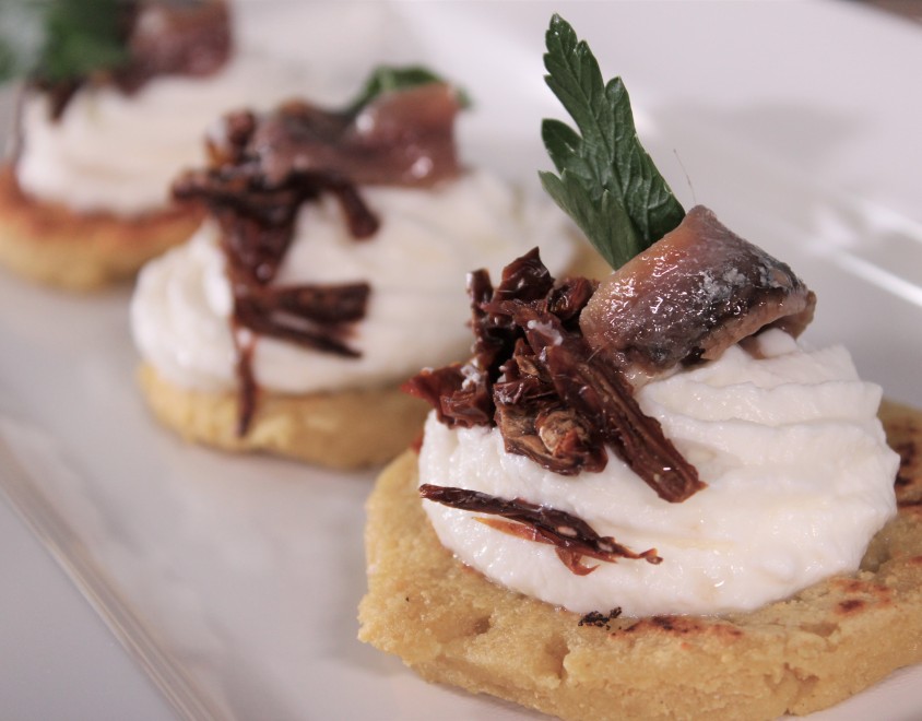 Frittelle di ceci con burrata e alici