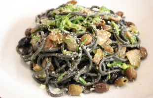 Spaghetti al nero, guanciale e zucchine