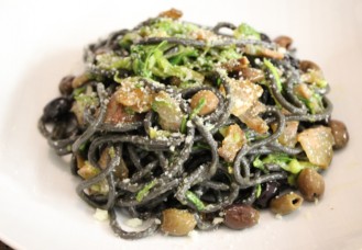 Spaghetti al nero, guanciale e zucchine