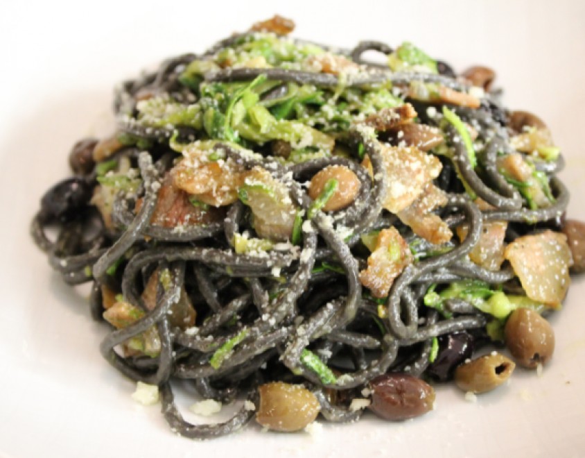 Spaghetti al nero, guanciale e zucchine