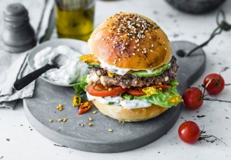 Hamburger d&rsquo;agnello con salsa tzatziki