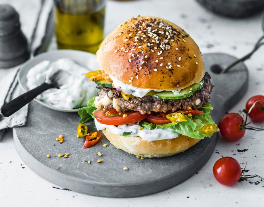 Hamburger d&rsquo;agnello con salsa tzatziki