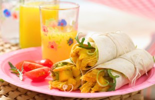 Wrap di pollo al curry e mango