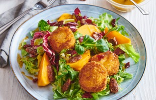 Insalata con formaggio fritto, noci pecan e kaki 