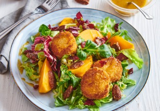 Insalata con formaggio fritto, noci pecan e kaki 