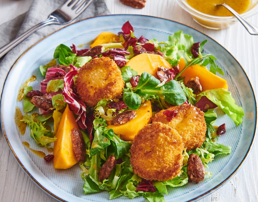 Insalata con formaggio fritto, noci pecan e kaki 
