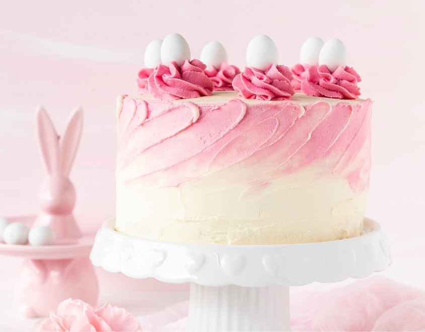 Torta allo yogurt, lamponi e rose