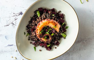 Fregola nera con polpo e barbabietola 