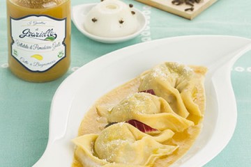 Tortelloni di radicchio e mascarpone al pomodorino giallo
