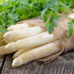 In cucina con l'asparago bianco