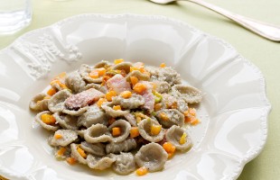 Orecchiette al guanciale croccante, carote e fiori di zucca
