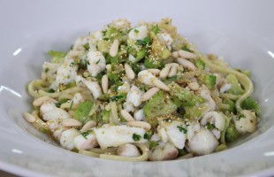 Spaghetti al cavolfiore verde, merluzzo, pinoli e amaranto soffiato 
