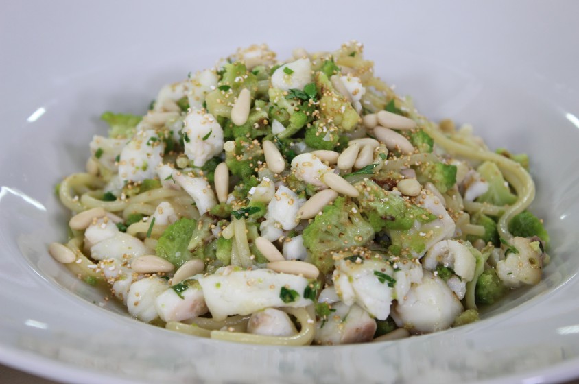 Spaghetti al cavolfiore verde, merluzzo, pinoli e amaranto soffiato 